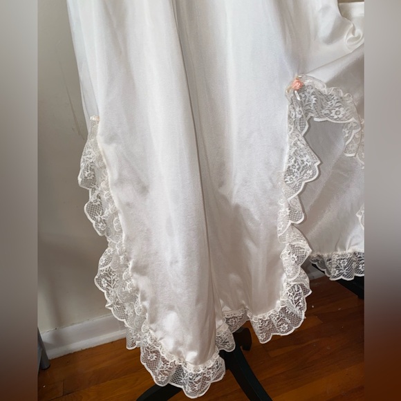 1980’s Joan Collins Vintage Lace Trimmed Nightgown - Picture 4 of 11